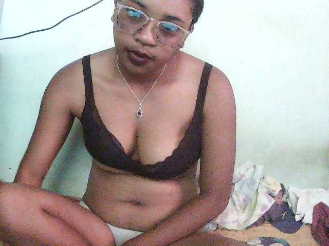 TriciaBella, en directo ahora en BongaCams