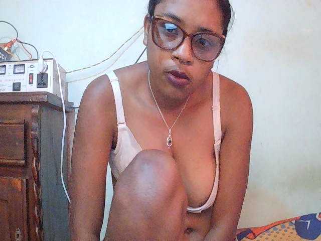 TriciaBella live webcam show