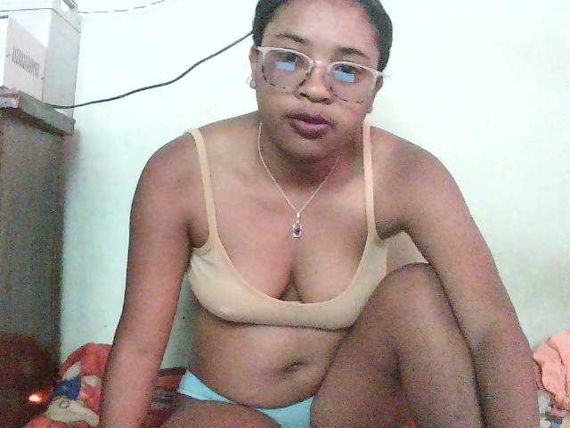 TriciaBella live cam on BongaCams