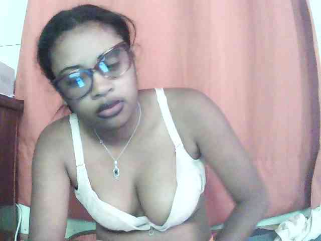 TriciaBella webcam
