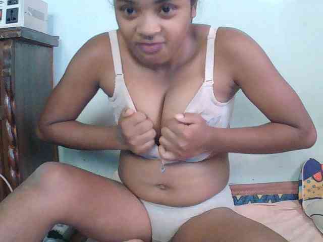 TriciaBella webcam