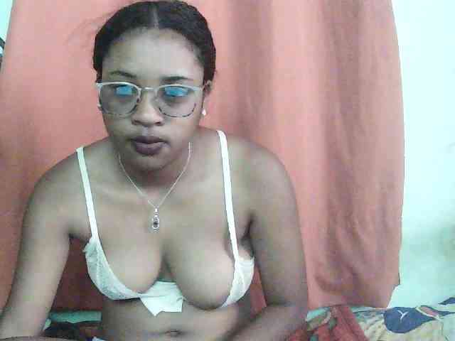 TriciaBella webcam