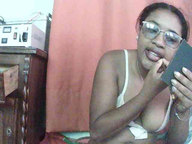 TriciaBella webcam