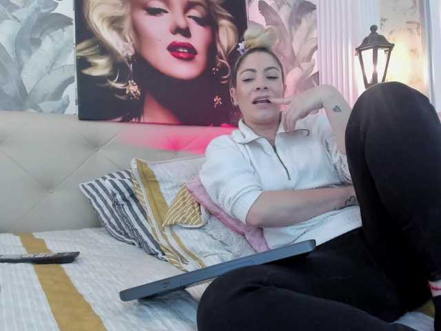 viktoria-davis — live female cam