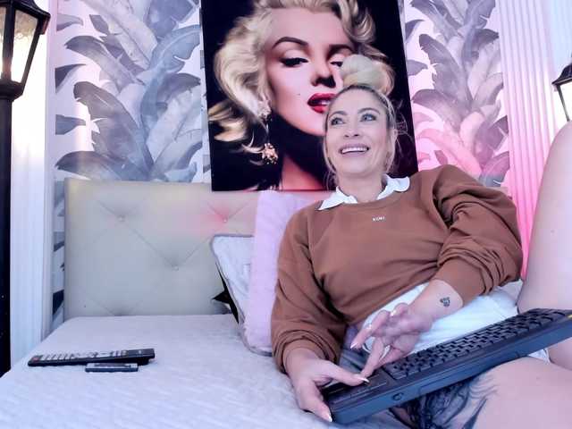 viktoria-davis live cam on BongaCams