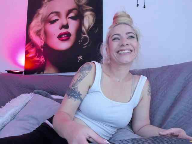 viktoria-davis's live room