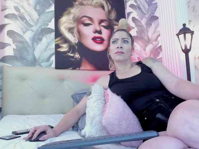 viktoria-davis's live room