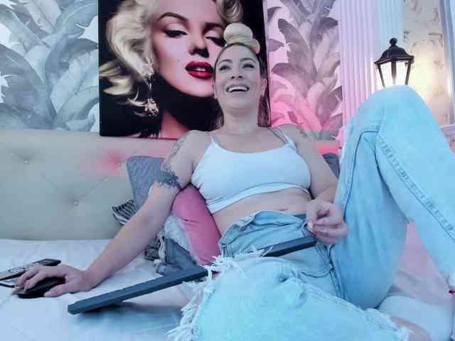 viktoria-davis's live room