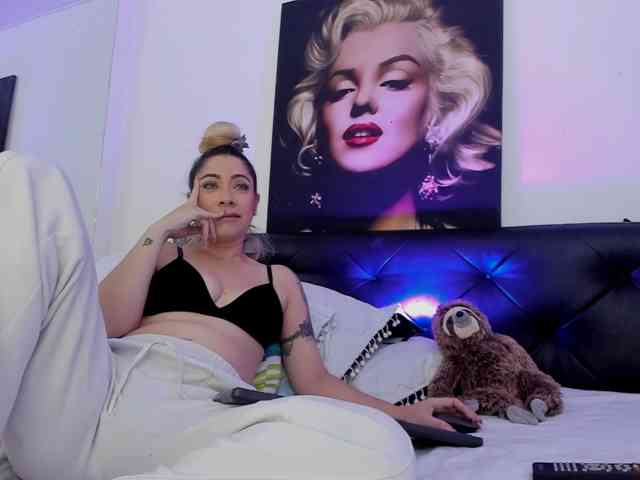 viktoria-davis's live room