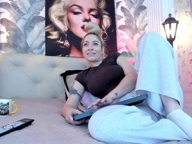 viktoria-davis's live room