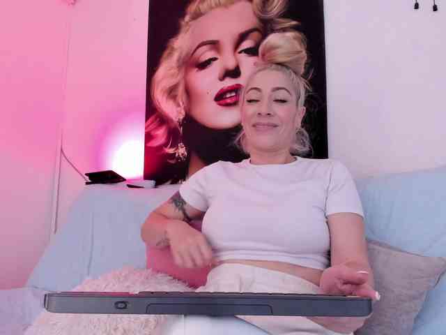 viktoria-davis Live Webcam on BongaCams