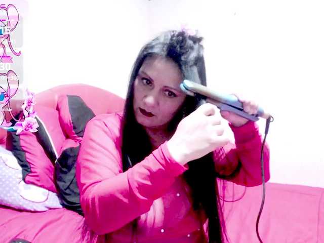 le modèle sexyjhoan81 est en webcam porno dans un show sur le site bongacams, il possède les tags suivants: Latino/Hispanic,Brunette,Trimmed