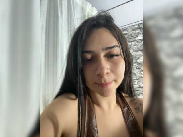 coralwells live cam on BongaCams