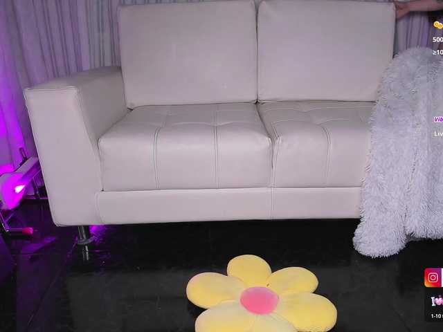 coralwells live cam on BongaCams