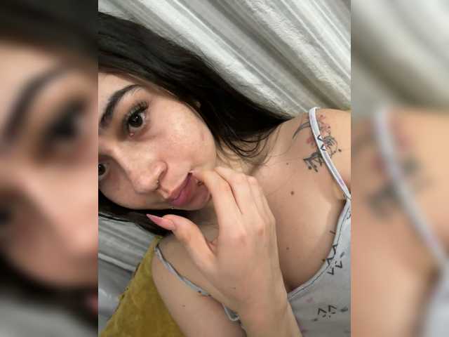 coralwells live cam on BongaCams