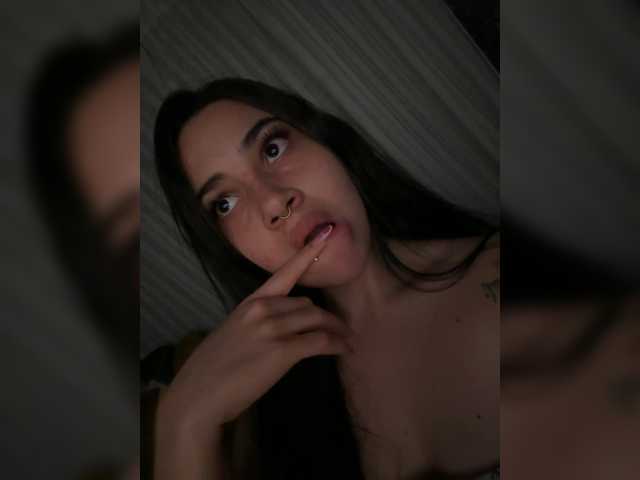 coralwells live cam on BongaCams