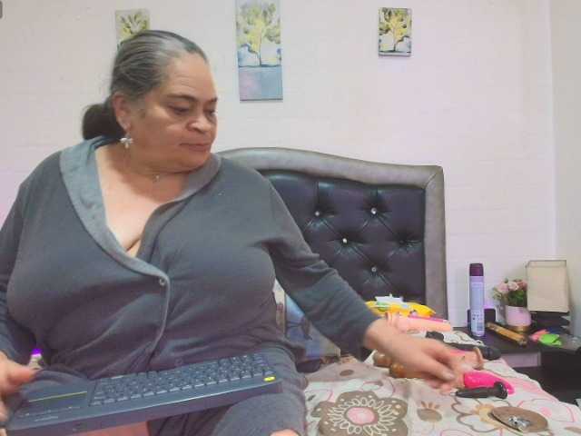 VickyBoobss live webcam show
