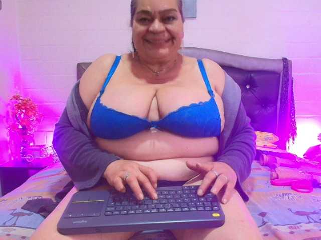 vickyboobss cam belle