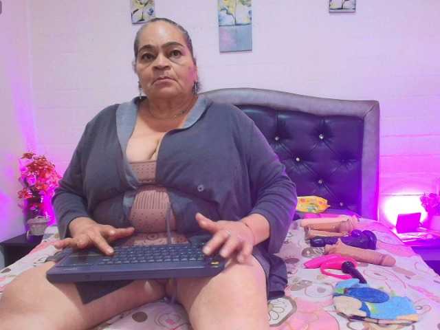VickyBoobss live webcam show