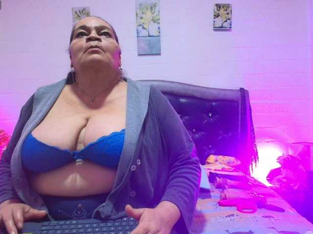 vickyboobss cam belle