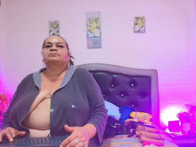vickyboobss cam belle
