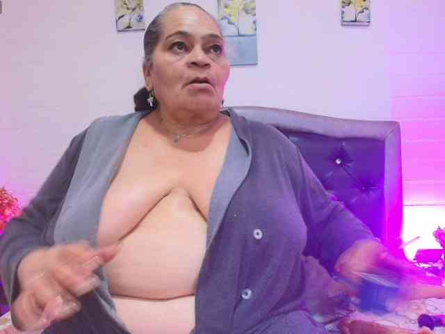 VickyBoobss live female cam on bongacams