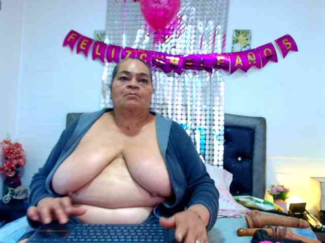 Model ini sedang live sekarang. VickyBoobss