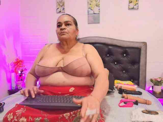 模特: QueenMatturex