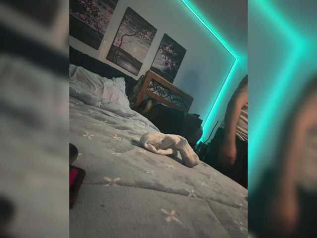 Meowzers7771 live cam on BongaCams