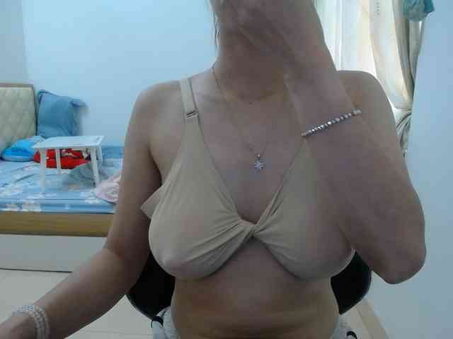 hotqueen93's live room