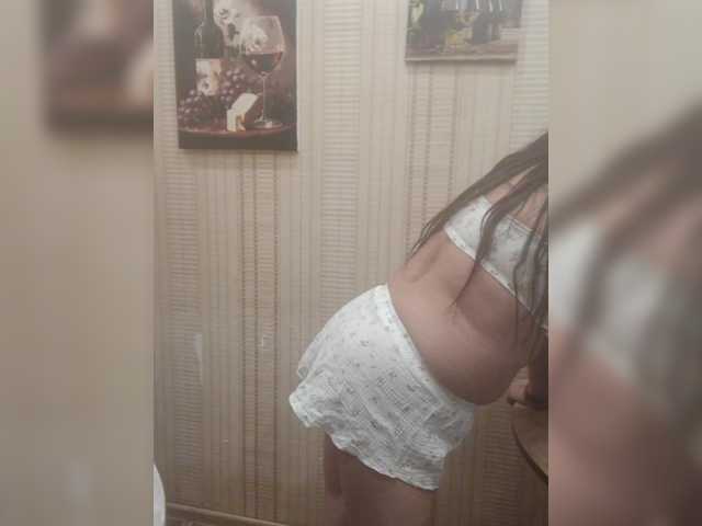 Lakomka099 live cam on BongaCams