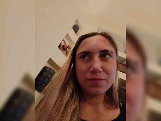 AxlaRose webcam