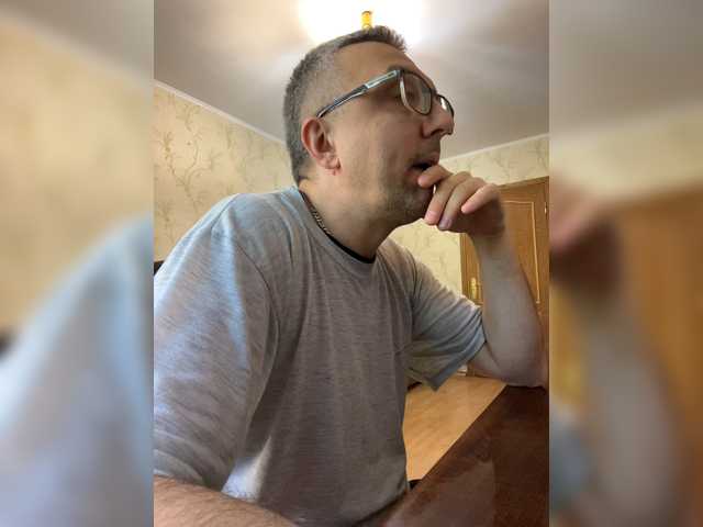ZrelyiDrocher live webcam show
