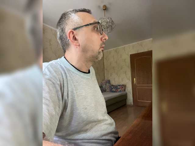 ZrelyiDrocher live webcam show