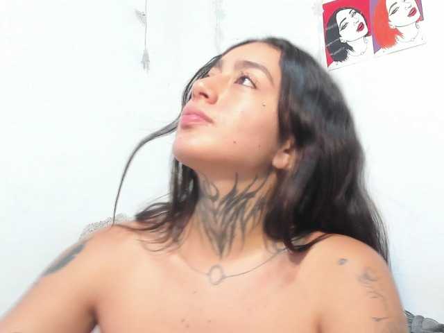 sweetavi Live Cam on BongaCams