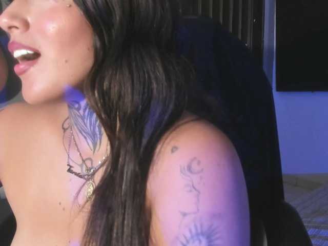sweetavi live cam on BongaCams