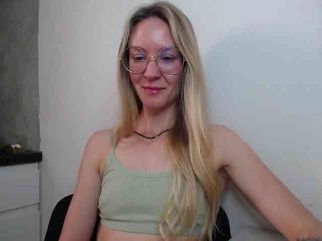 Melody121 webcam