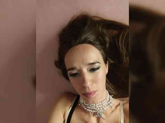 a_r_t_a's live room