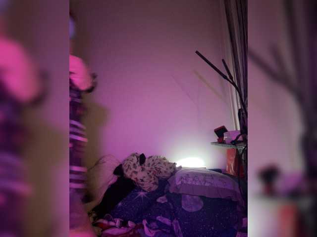 RoxyLover live cam preview