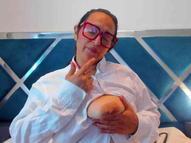 LucineArias webcam
