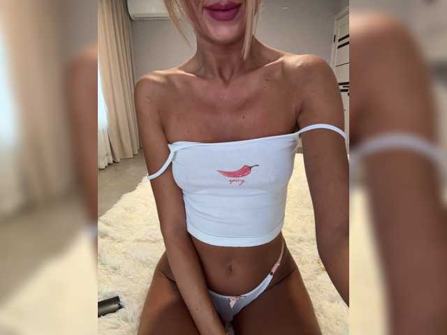 MiaSugar live cam on BongaCams