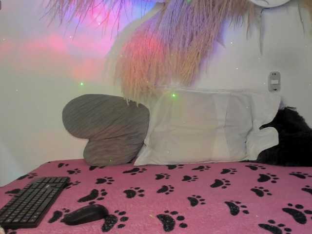 EMMAAA-STOONEE live cam on BongaCams