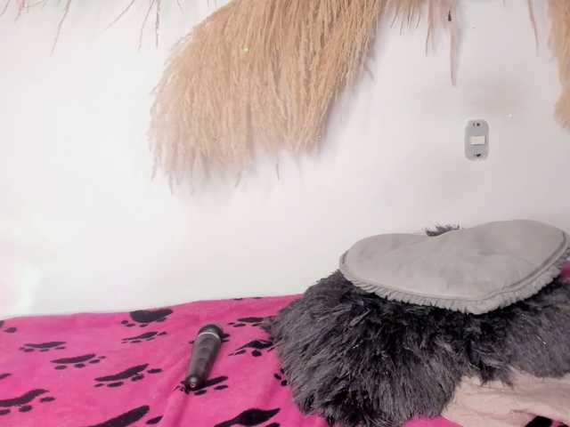 EMMAAA-STOONEE live cam preview