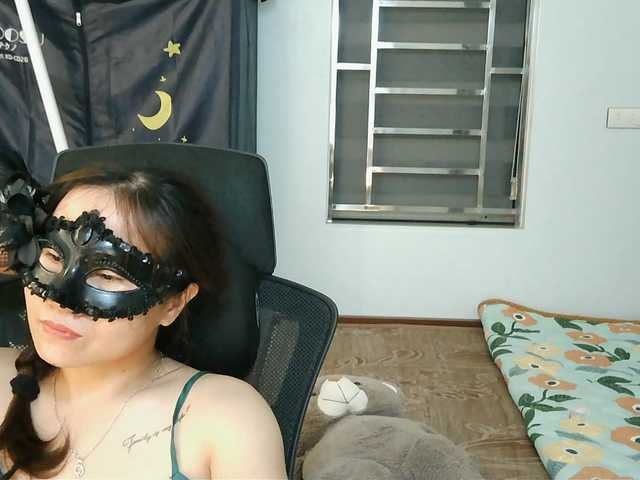 girl30slutty live cam on BongaCams