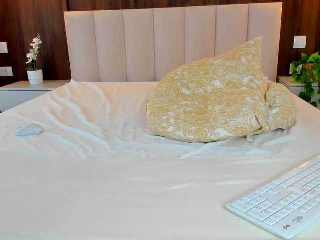 Saradiamond01 live cam on BongaCams