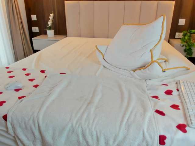 Saradiamond01 live cam on BongaCams