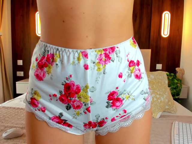 Saradiamond01 live cam on BongaCams