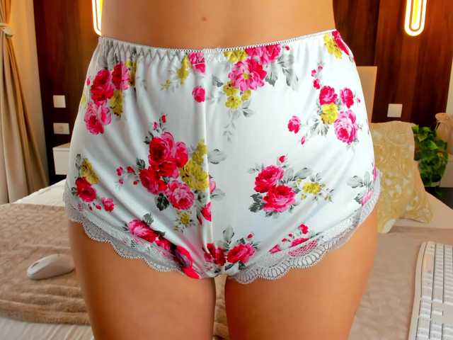 Saradiamond01 live cam on BongaCams