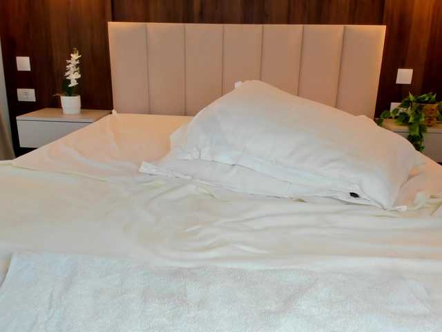 Saradiamond01 live cam on BongaCams