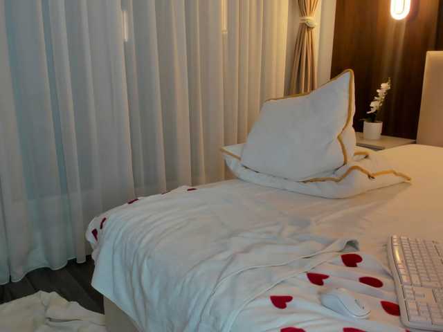 Saradiamond01 live cam on BongaCams
